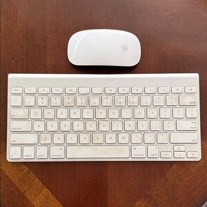 Apple wireless White Keyboard and Mouse Combo
